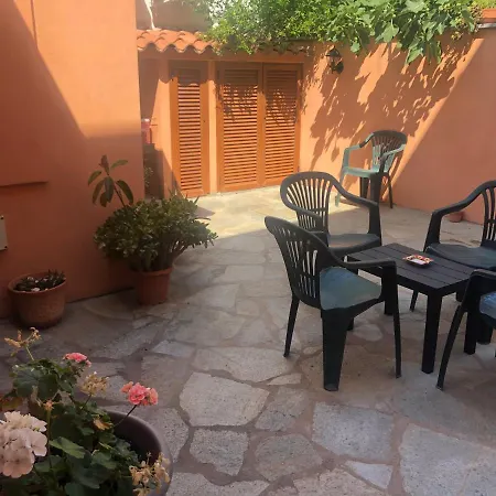 Apartment Presso La Maison De Gioel Usufruirai Di Un Indipendente Dotato Di Uso Cucina E Lavatrice Arredato In Maniera Funzionale Situato In Ottima Posizione Vicino A Supermercati Caffetterie Pasticcerie Bar Pizzerie E Tanti Altri Servizi *