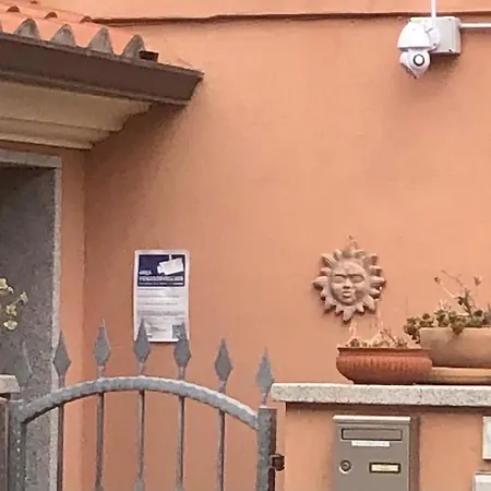 Presso La Maison De Gioel Usufruirai Di Un Indipendente Dotato Di Uso Cucina E Lavatrice Arredato In Maniera Funzionale Situato In Ottima Posizione Vicino A Supermercati Caffetterie Pasticcerie Bar Pizzerie E Tanti Altri Servizi Apartment