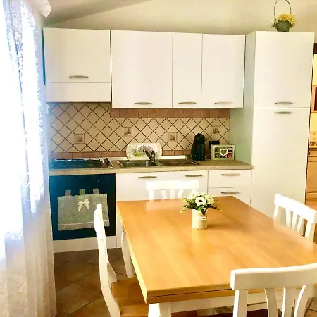 Presso La Maison De Gioel Usufruirai Di Un Indipendente Dotato Di Uso Cucina E Lavatrice Arredato In Maniera Funzionale Situato In Ottima Posizione Vicino A Supermercati Caffetterie Pasticcerie Bar Pizzerie E Tanti Altri Servizi Olbia