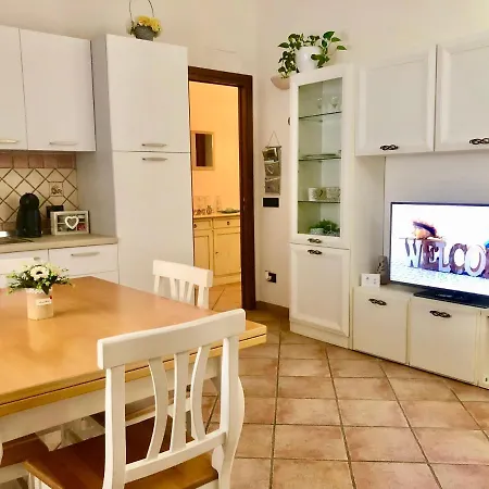Presso La Maison De Gioel Usufruirai Di Un Indipendente Dotato Di Uso Cucina E Lavatrice Arredato In Maniera Funzionale Situato In Ottima Posizione Vicino A Supermercati Caffetterie Pasticcerie Bar Pizzerie E Tanti Altri Servizi