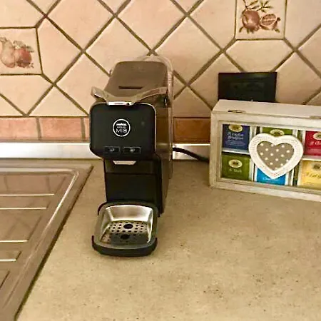 Apartment Presso La Maison De Gioel Usufruirai Di Un Indipendente Dotato Di Uso Cucina E Lavatrice Arredato In Maniera Funzionale Situato In Ottima Posizione Vicino A Supermercati Caffetterie Pasticcerie Bar Pizzerie E Tanti Altri Servizi