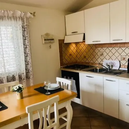 Presso La Maison De Gioel Usufruirai Di Un Indipendente Dotato Di Uso Cucina E Lavatrice Arredato In Maniera Funzionale Situato In Ottima Posizione Vicino A Supermercati Caffetterie Pasticcerie Bar Pizzerie E Tanti Altri Servizi *
